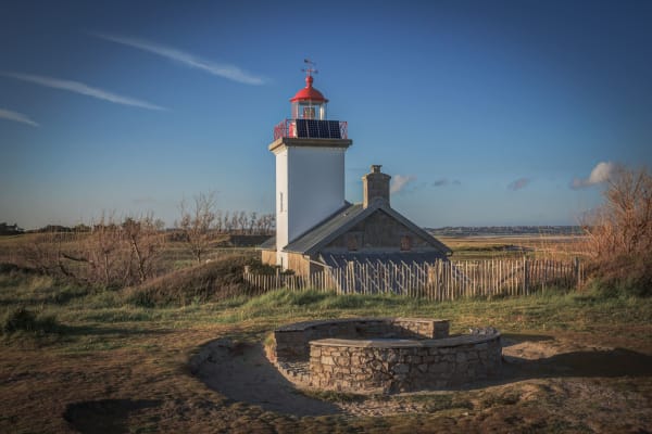 Randonnée pointe d'Agon : son phare gardant la Pointe au milieu de la végétation colorée par le soleil