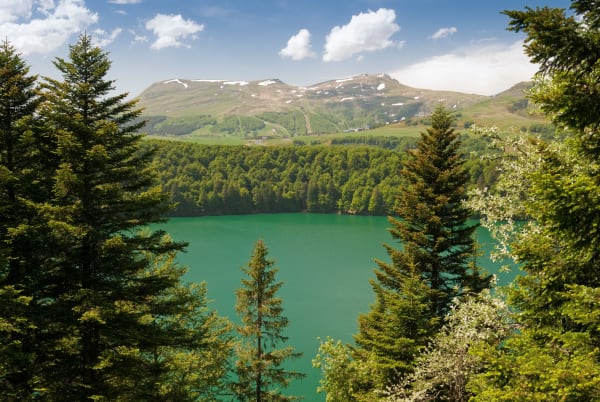 Le lac Pavin de Besse-et Saint-Anastaise, avec en fond le massif du Sancy