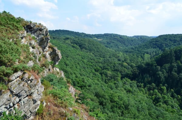 La roche d'Oëtre et la vue sur les gorges de la Rouvre