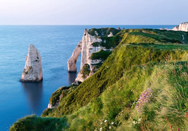 Randonnée Etretat : vue du sentier sur la manche et les falaises en fin de journée