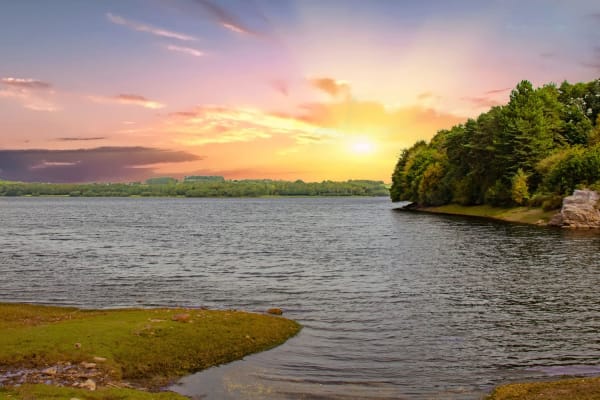 Le lac du Drennec au soleil couchant.