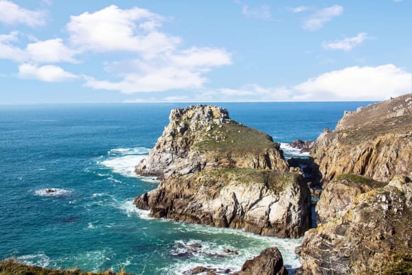 Randonnée pointe du Van : océan, rochers et falaise sous un ciel bleu