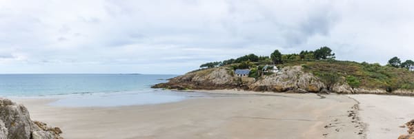 Randonnée anse de Rospico : plage à marée basse et falaise