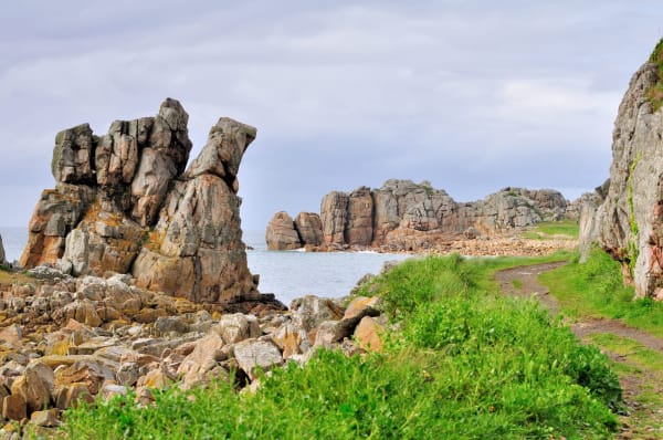 Randonnée gouffre de Plougrescant : sentier côtier, rochers aux formes variées et la mer sous un ciel gris