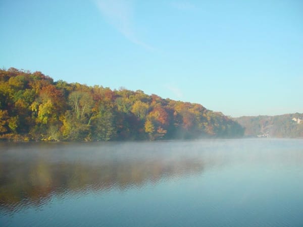 Le lac de Rabodanges dans l'Orne et les reflets de sa forêt