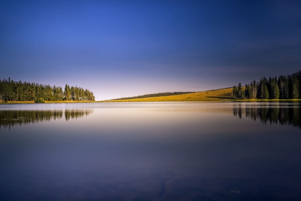 Randonnée lac de Servières : vue crépuscule sur le lac et la végétation environnante