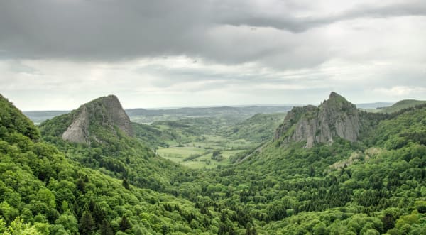 Randonnée banne d'Ordanche : monts de chaque côté ouvrant sur la vallée végétalisée