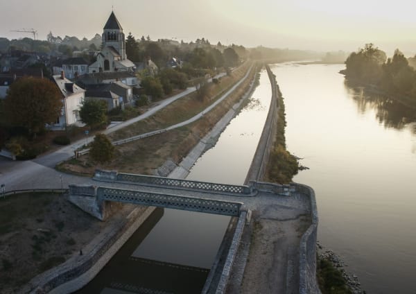 Centre-Val de Loire : bord de l'eau le long d'un village