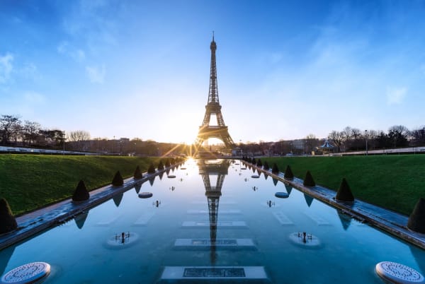Île-de-France : tour Eiffel avec eau devant et soleil brillant