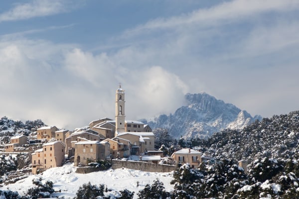 Corse : village enneigé avec montagnes