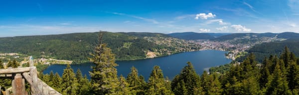 Randonnée lacs Vosges : grande étendue d'eau entourée de végétation, vue du dessus