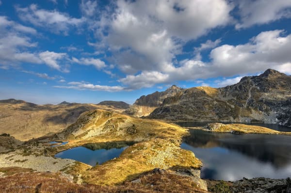 Randonnée étangs de Fontargente : lacs brillants au milieu des montagnes aux teintes marron