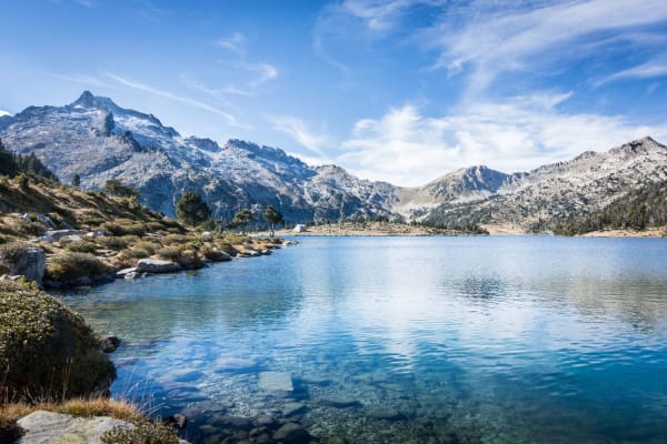 Le massif du Néouvielle, ses montagnes se reflètent dans un lac