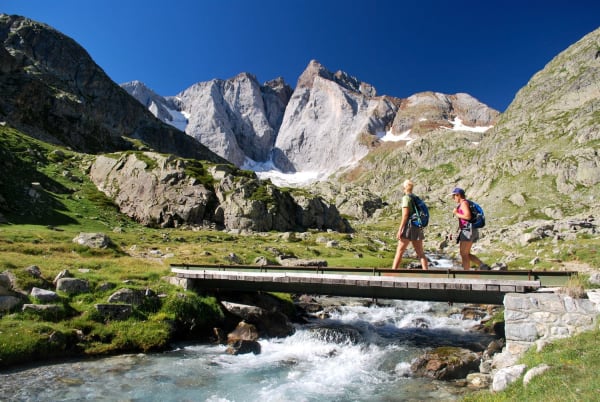 Deux randonneurs dans les Pyrénées, dans le massif de Vignemale