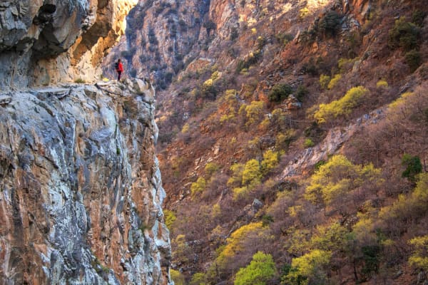 Une personne randonne dans les gorges de la Carança