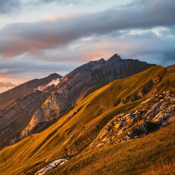 Randonnée mont Charvin : les pentes du mont Charvin éclairées par le lever du soleil