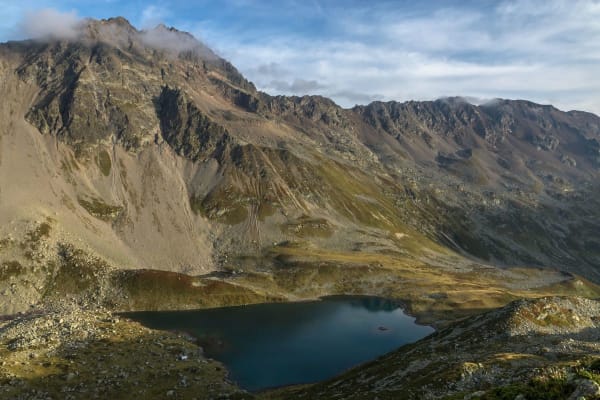 Randonnée lacs Jovet : vue sur les lacs nichés dans les montagnes depuis le mont Tondu