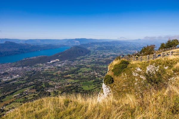 Randonnée belvédère mont Revard : vue de la montagne sur la vallée et le lac bleu