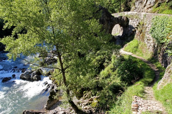 Randonnée pas de Roland : rivière et trou dans la roche