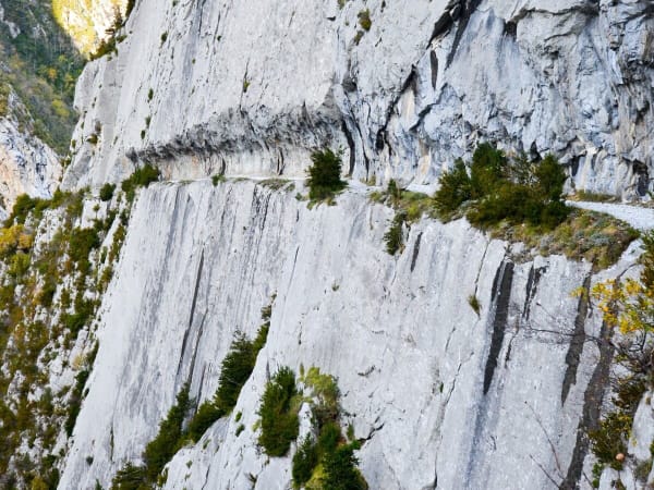 Randonnée sur le chemin de la Mâture dans les Pyrénées : vue sur la galerie creusée dans la falaise