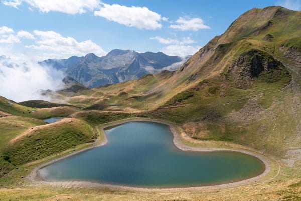 Randonnée lac du Montagnon : lac en forme de cœur au pied des montagnes