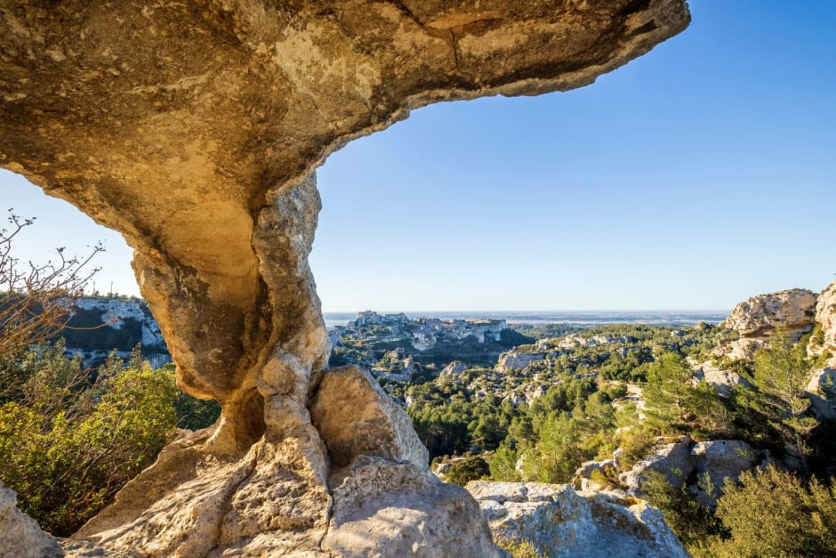 Randonnée Alpilles : vue sur le village des Baux-de-Provence depuis le val d'Enfer
