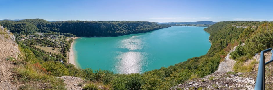 Randonnée lac de Chalain : grande étendue bleu turquoise entourée de verdure