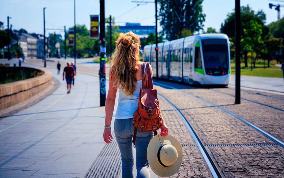 Randonnées transports en commun de Nantes : femme de dos marchant près des rails d'un tramway