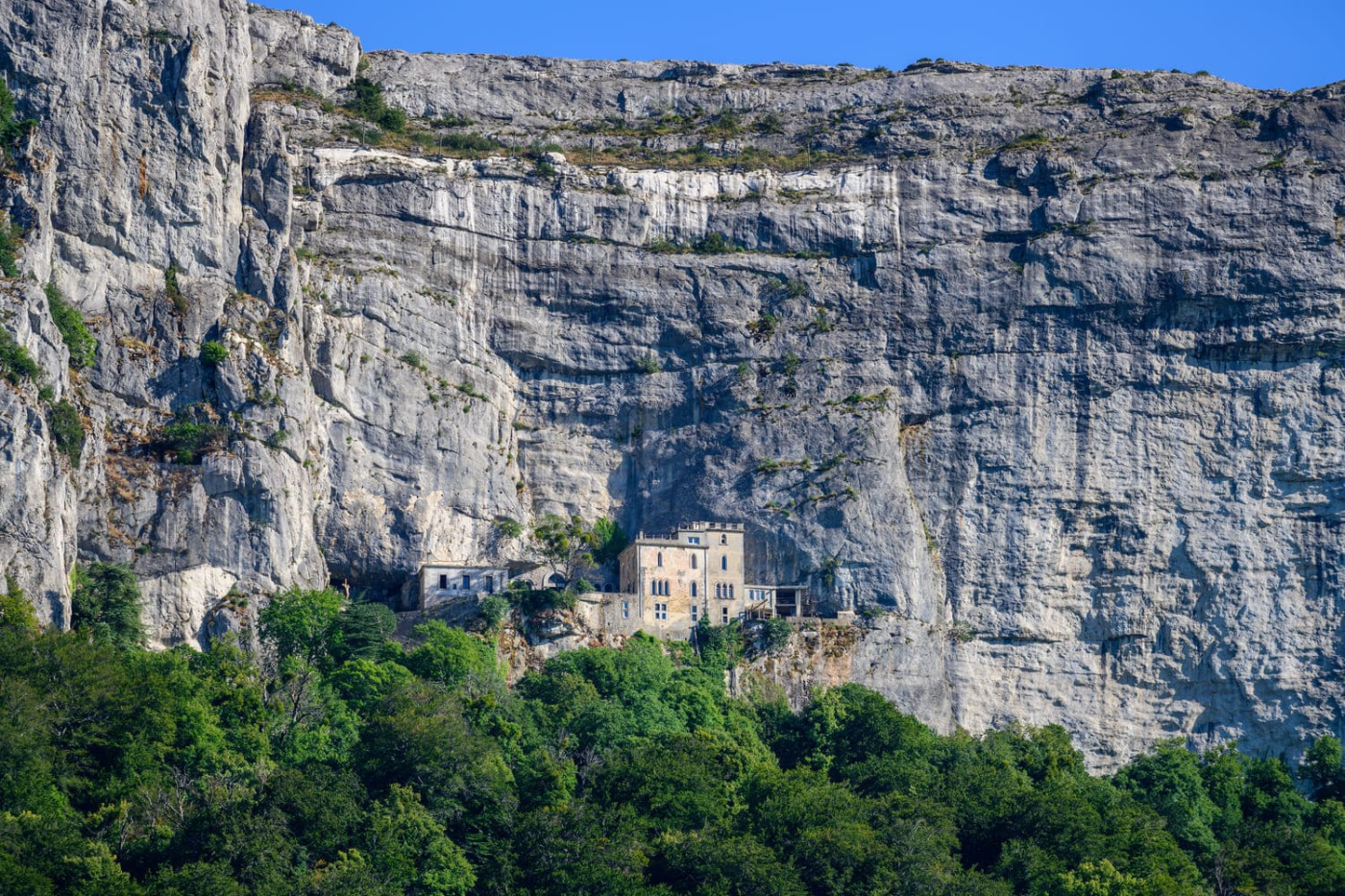 La grotte de Sainte-Marie-Madeleine au pied de la falaise de la Sainte-Baume