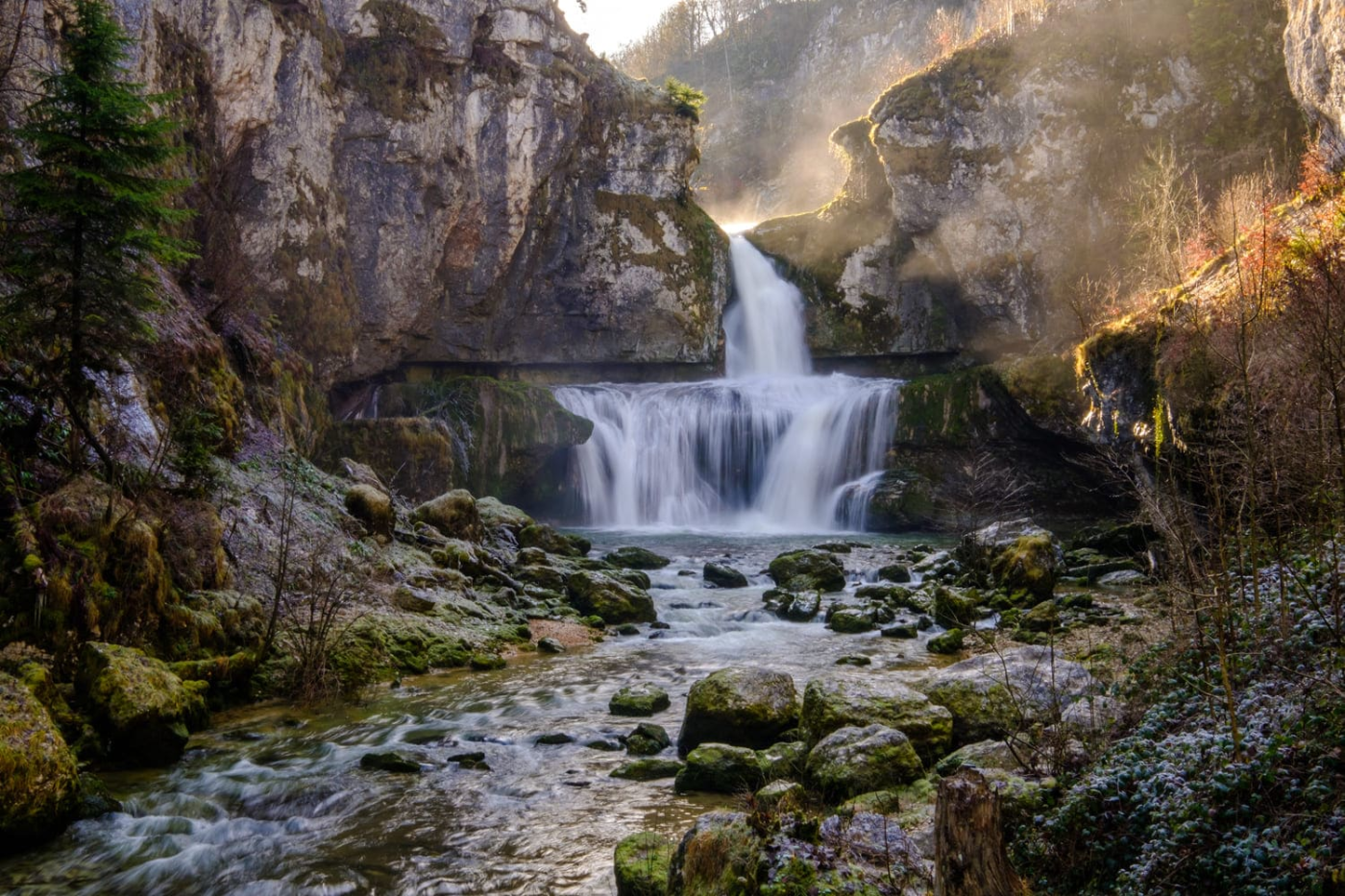 La cascade de la Billaude s'écoule pendant une journée d'hiver