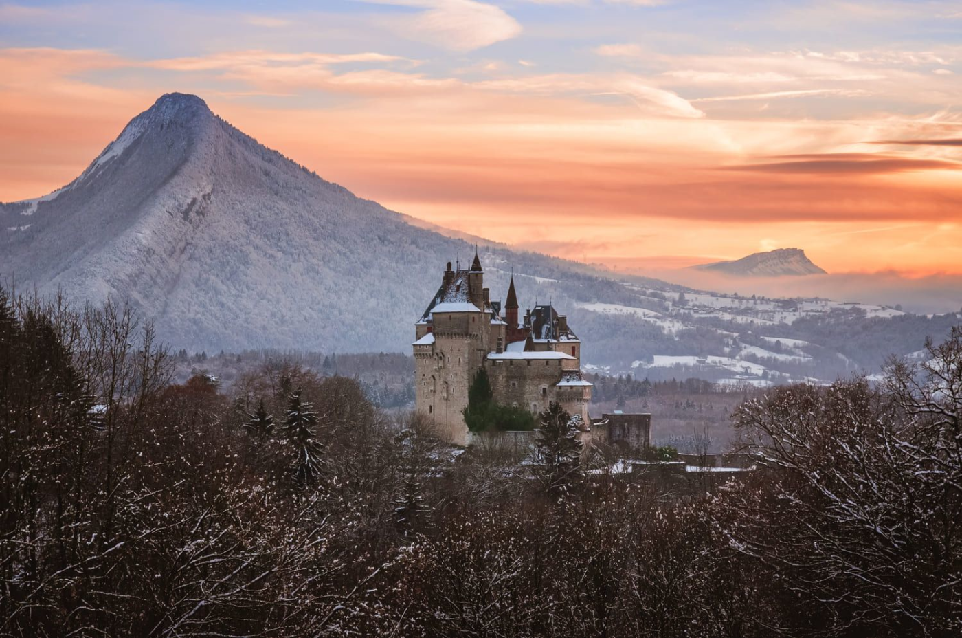 Le château de Menthon près d'Annecy en hiver