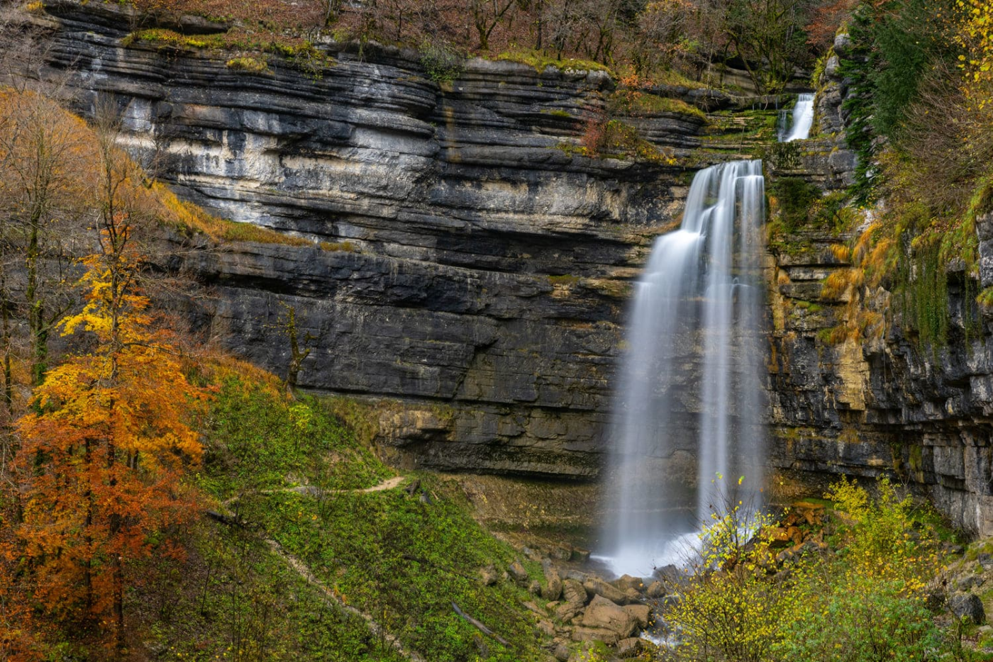 Le Grand Saut, une des cascades du Hérisson dans le Jura, qui coule en automne