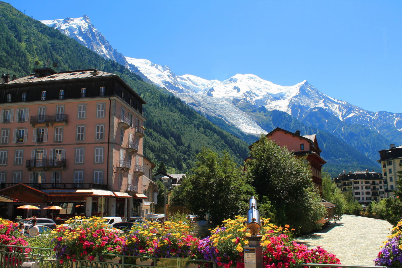 Randonnée cascade du Dard : ville de Chamonix avec vue sur le mont Blanc