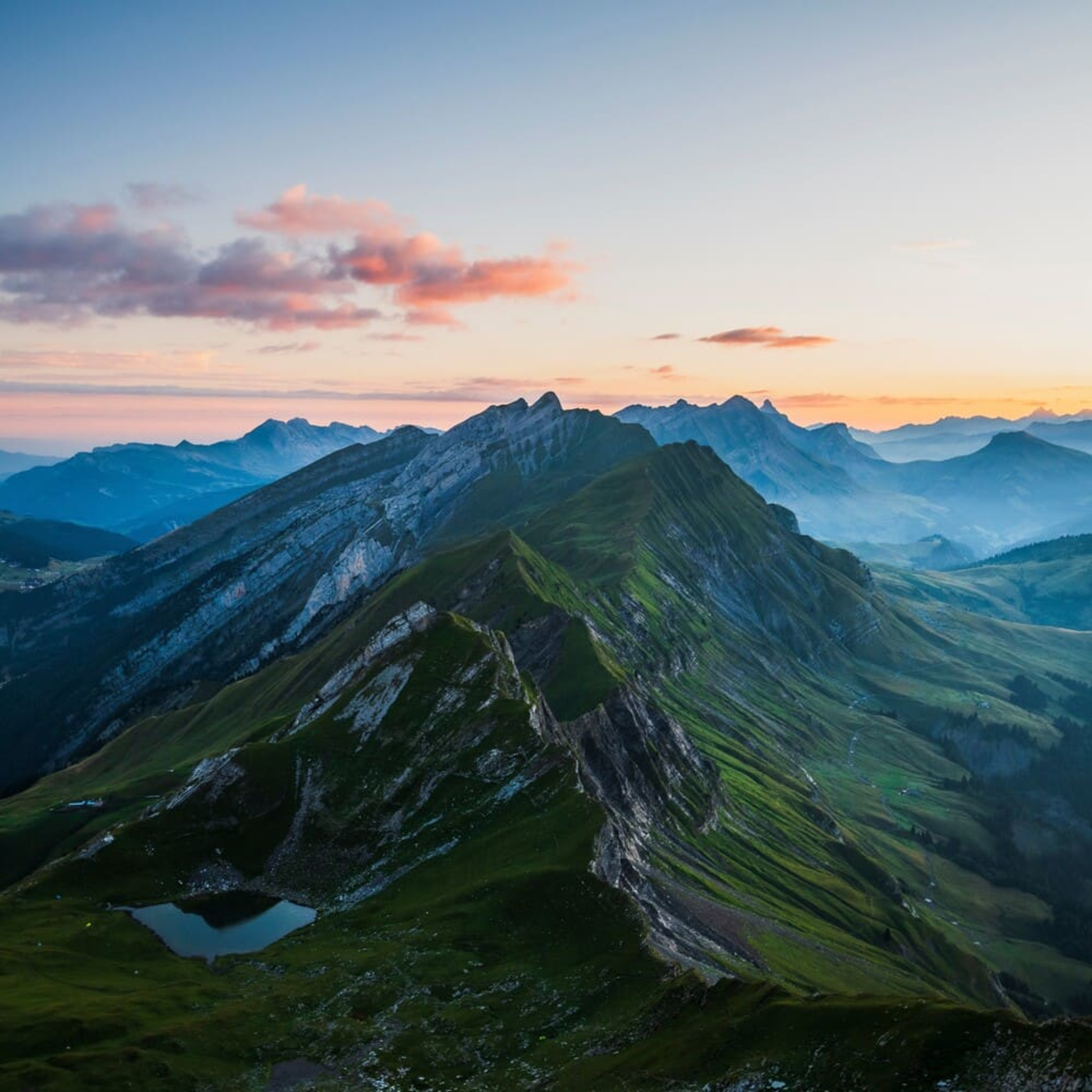 Randonnée mont Charvin : vue du sommet du mont Charvin sur la chaîne des Aravis à l'aube