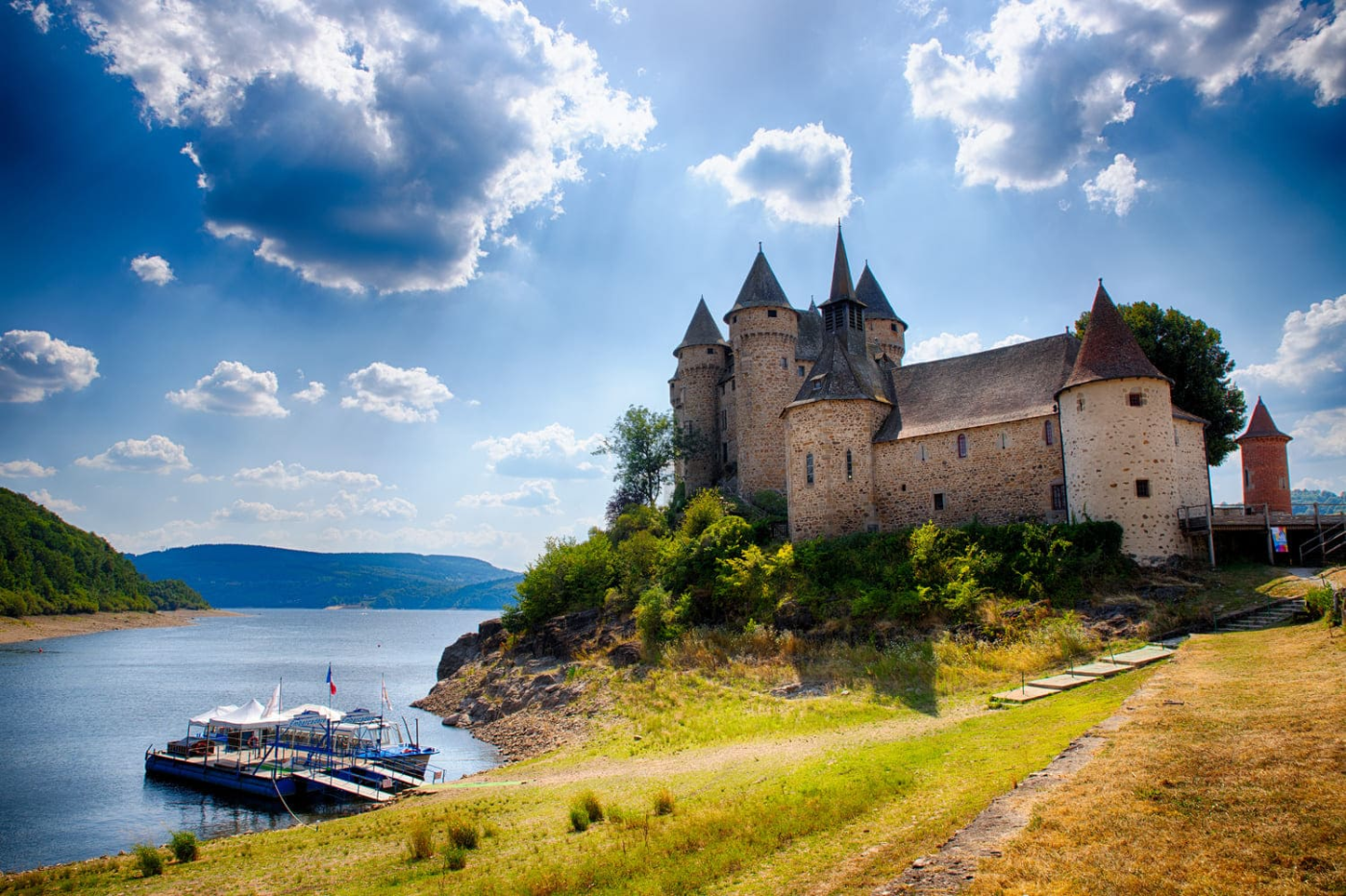 Château au bord d'un lac