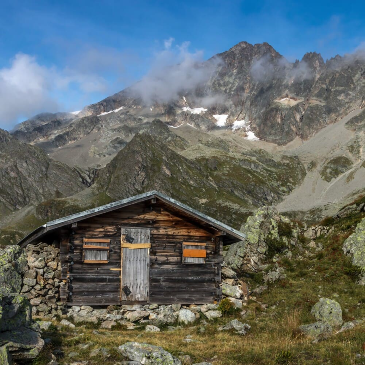 Randonnée lacs Jovet : la petite cabane en bois posée à côté des lacs