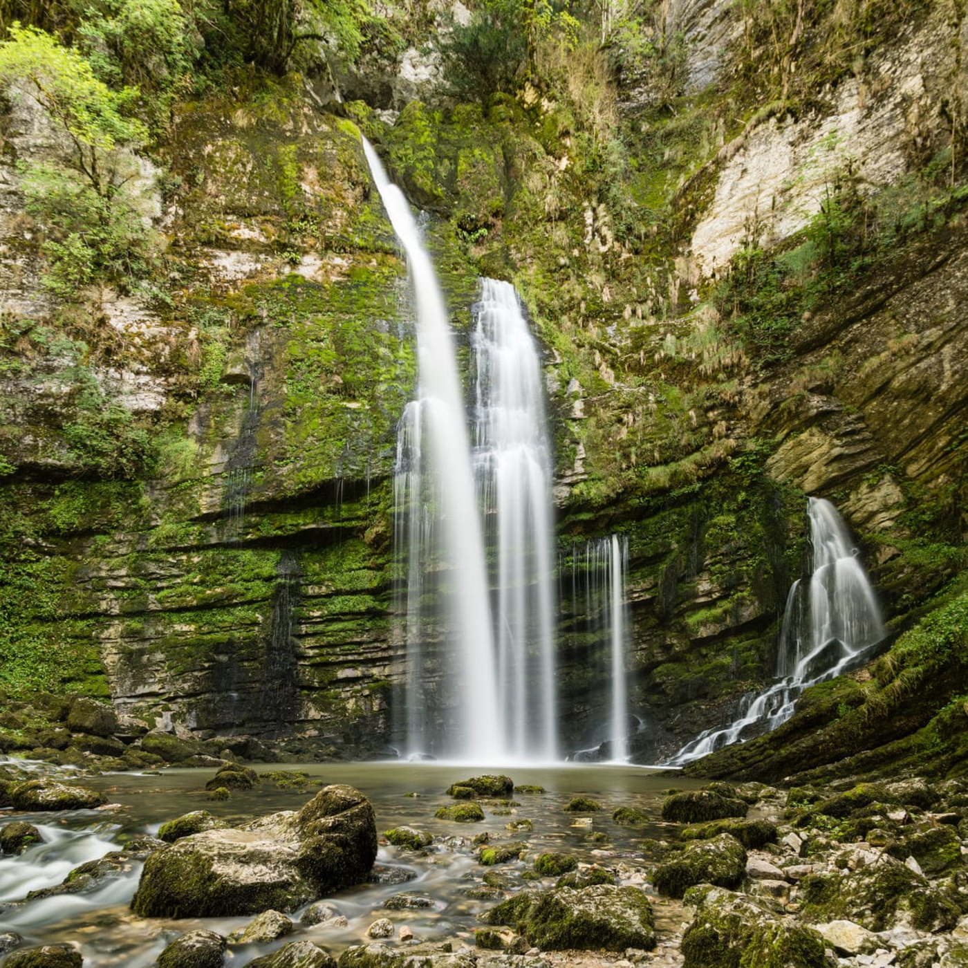 La cascade du Flumen coule au milieu d'un cirque