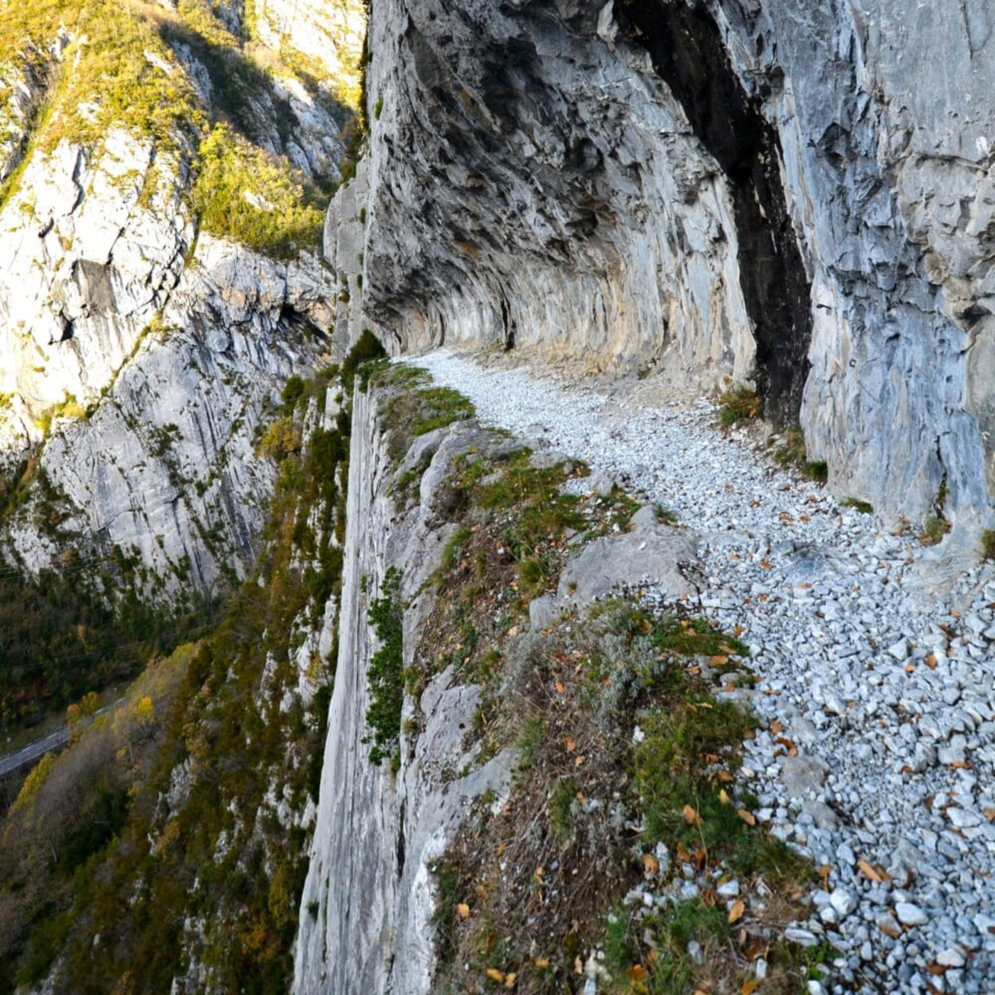 Randonnée sur le chemin de la Mâture dans les Pyrénées : vue depuis le sentier creusé dans la falaise