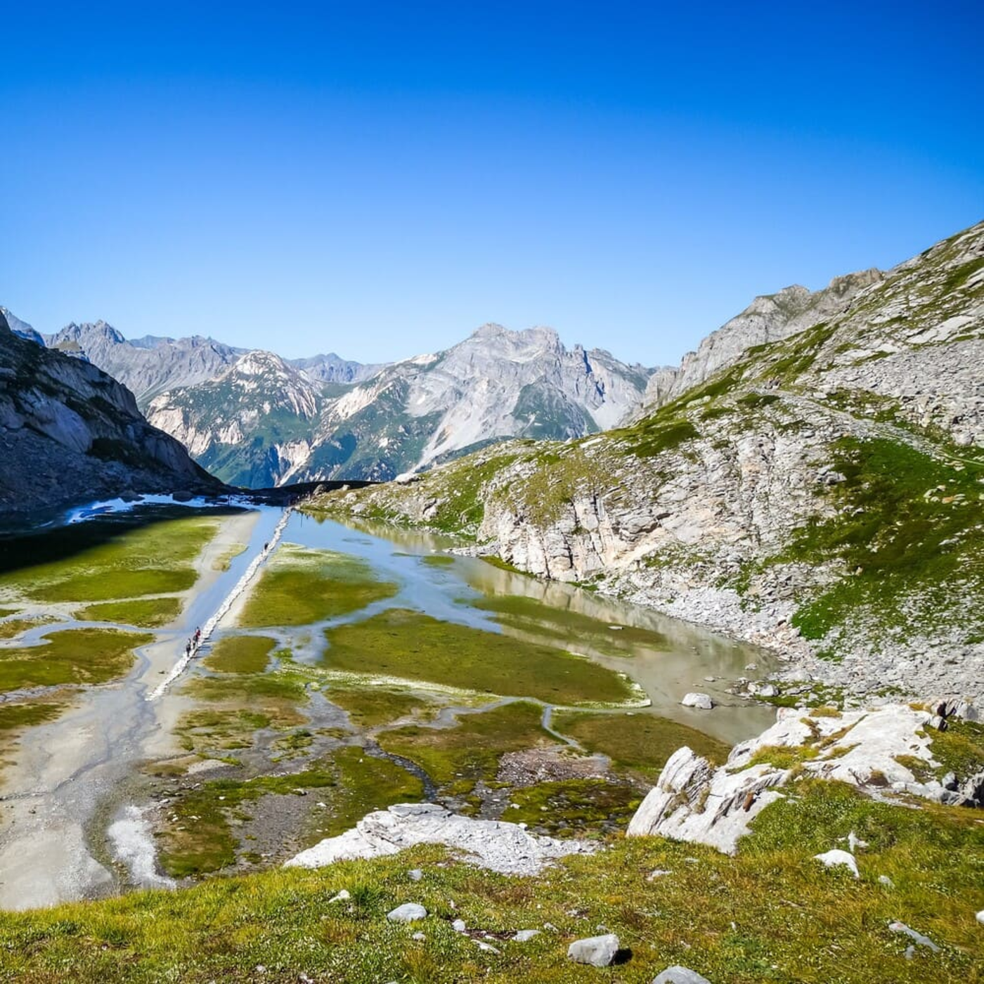 Randonnée lac des Vaches : vue du lac depuis les hauteurs des alentours