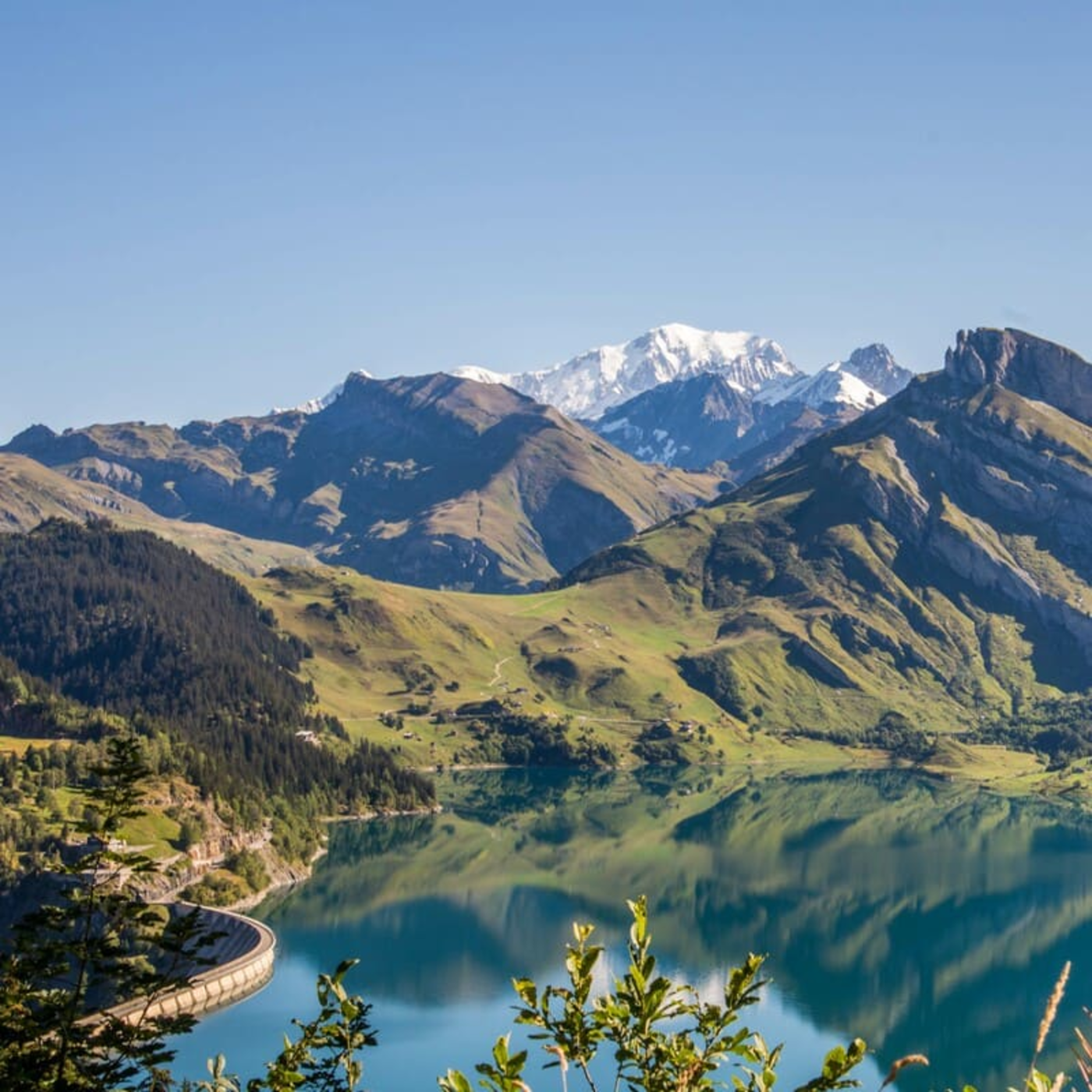 Randonnée au lac de Roselend : vue sur le lac et les sommets perpétuellement enneigés de Savoie