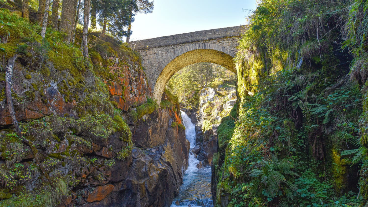 Randonnée pont d'Espagne : pont en pierre au-dessus d'une rivière