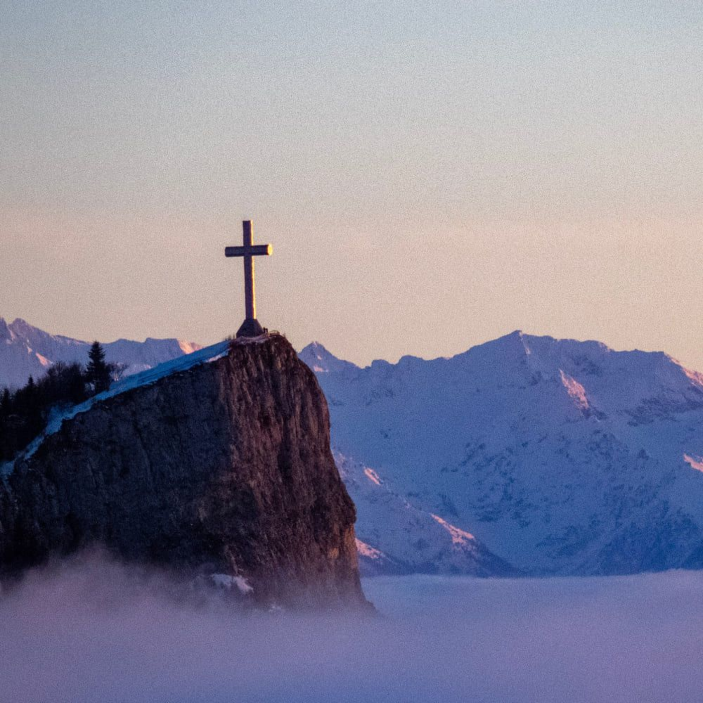 La croix du Nivolet dans les massif des Bauges