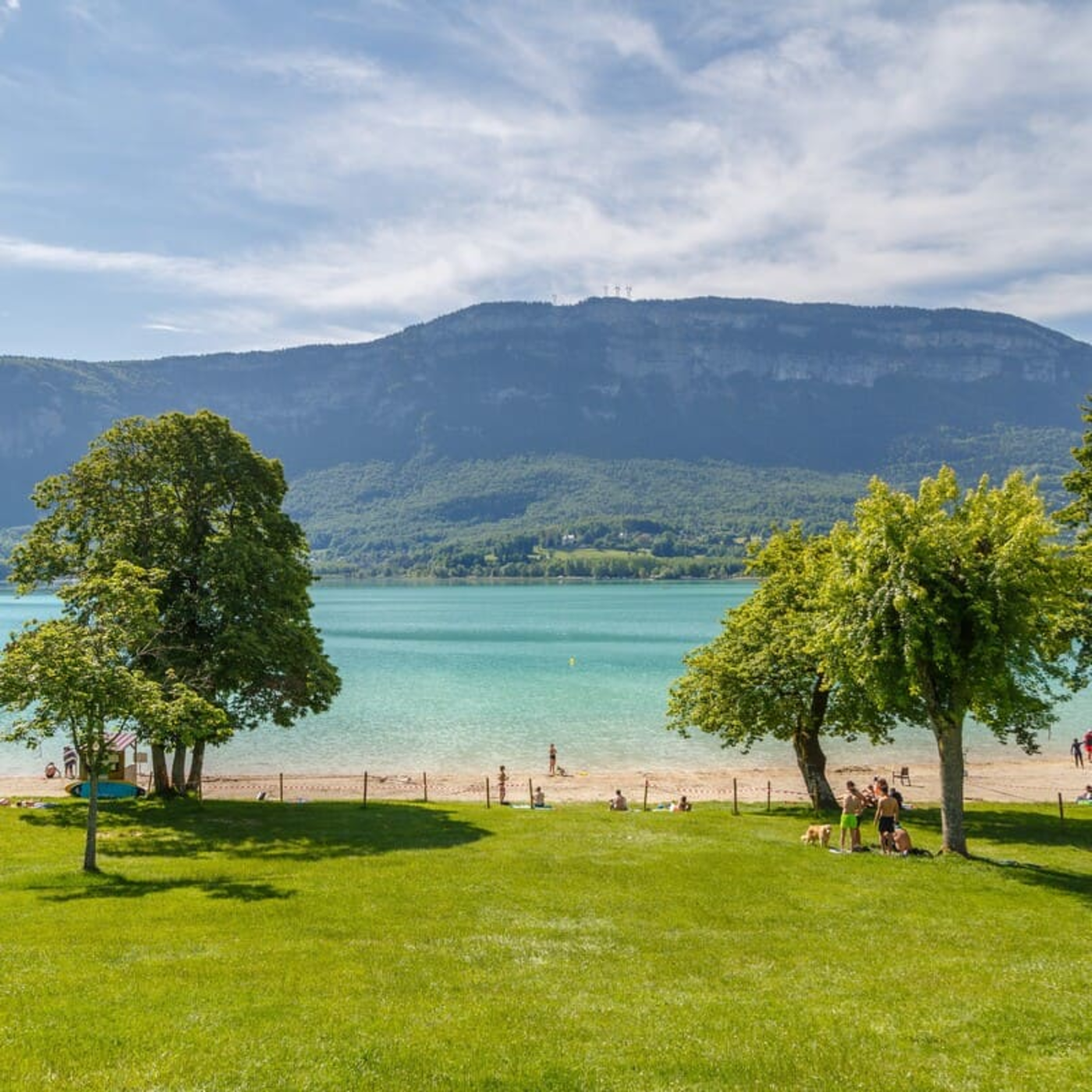 Randonnée lac Savoie : vue sur le lac d'Aiguebelette et ses petites plages propices à la baignade