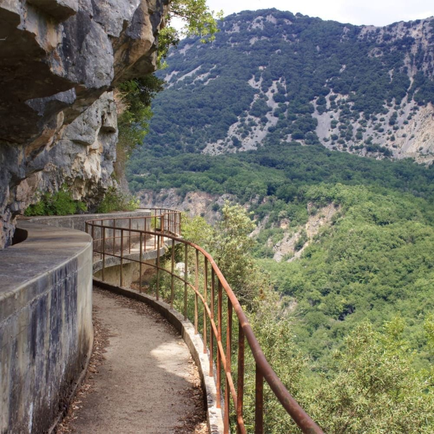 Randonnée gorges du Loup : sentier avec barrière au bord du vide, à flanc de montagne