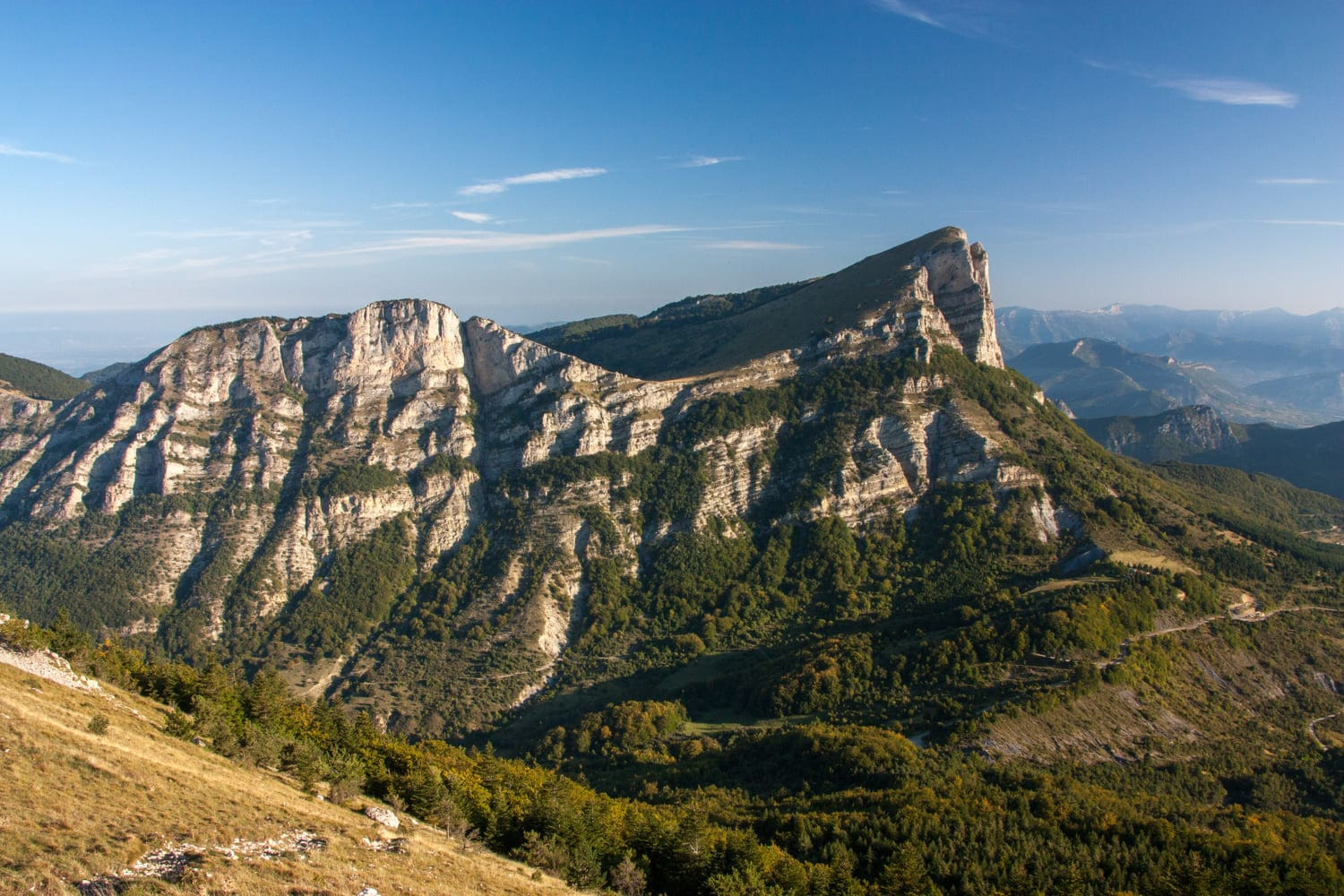 Vue sur le synclinal des 3 becs et la forêt de Saou, en fin de journée