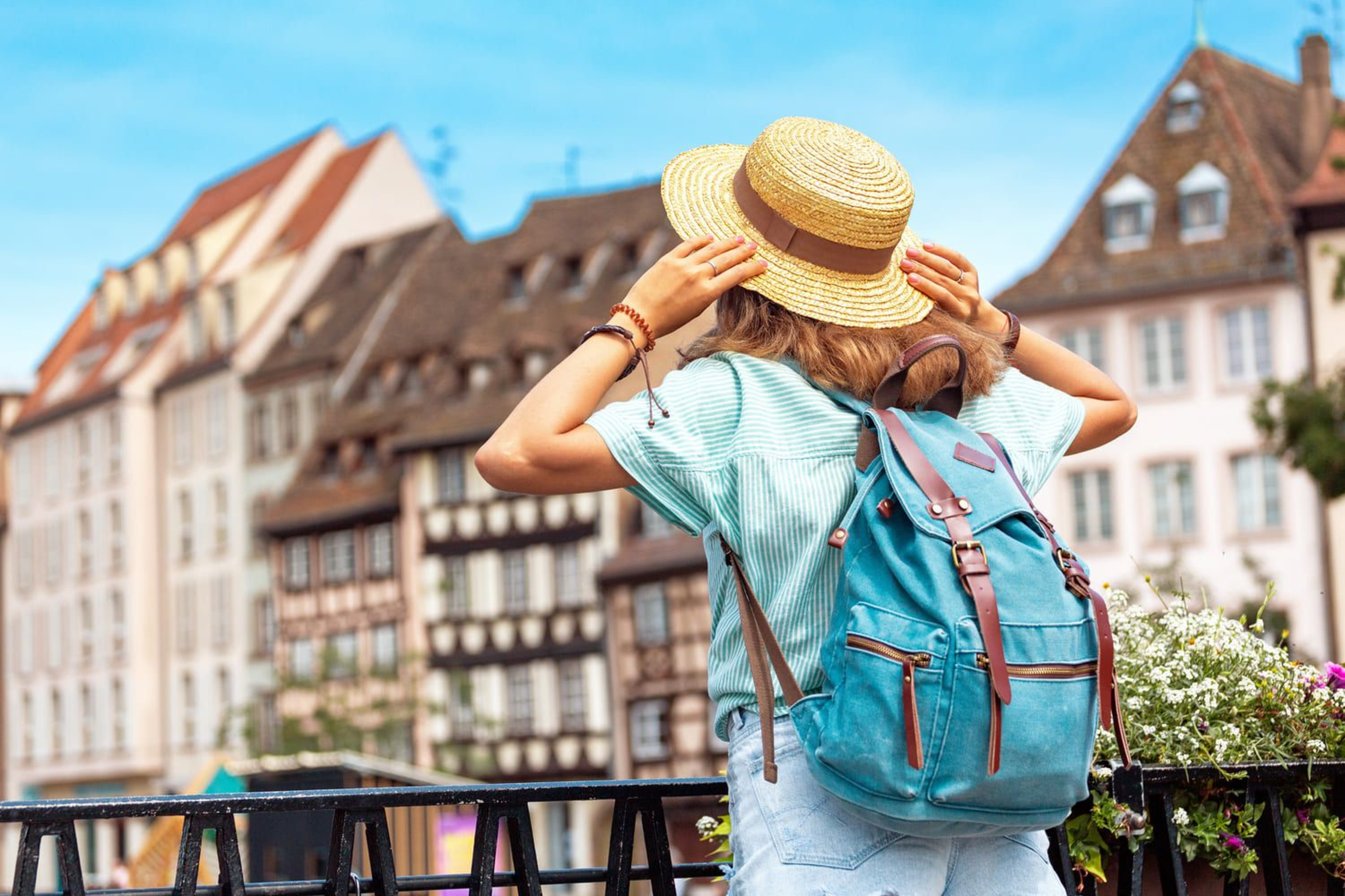 Balade à Strasbourg : femme de dos se baladant dans le centre de Strasbourg et regardant les maisons à colombages