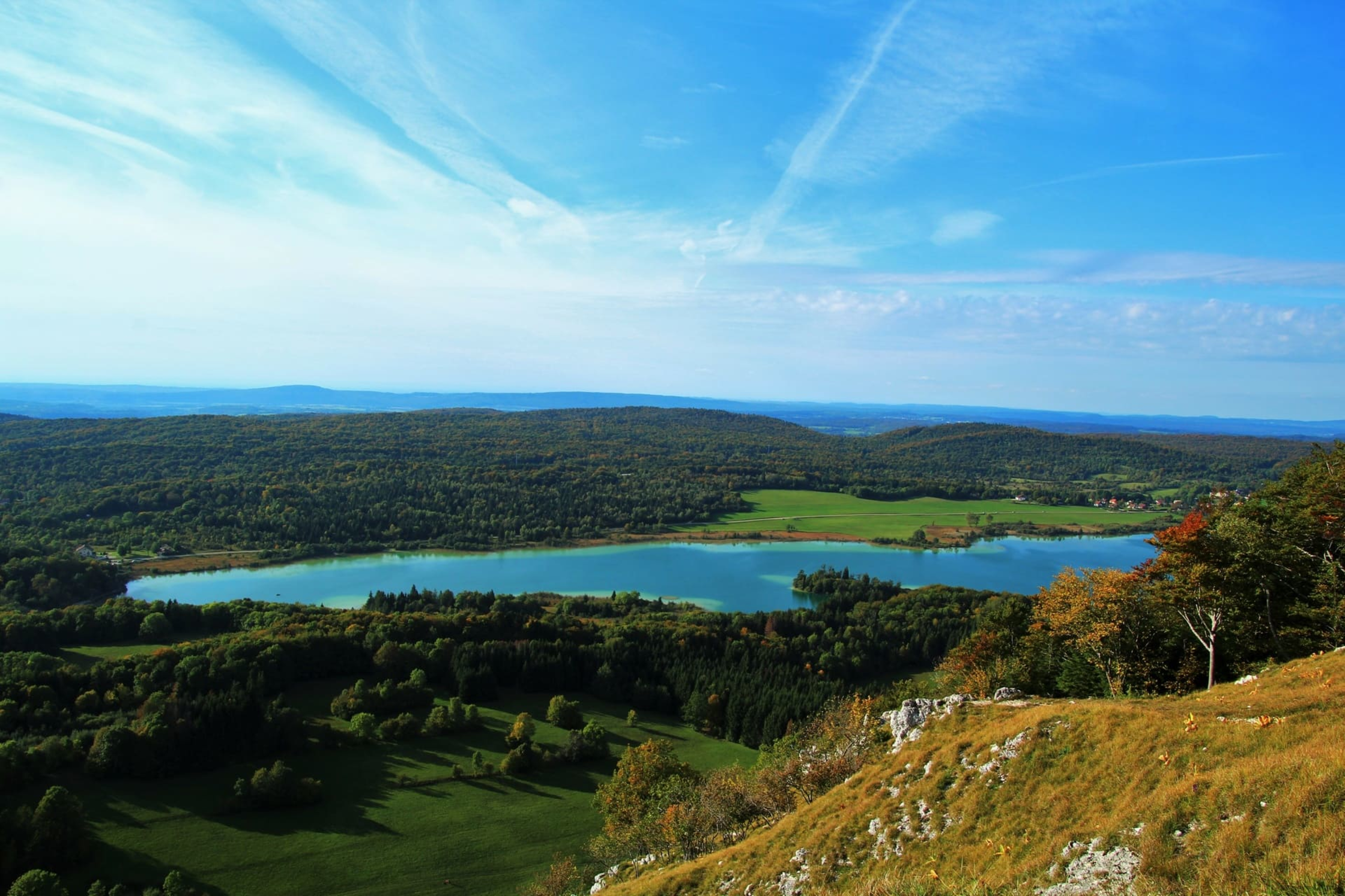 Randonnée pic de l'Aigle : lac bleu turquoise, entouré de végétation verdoyante