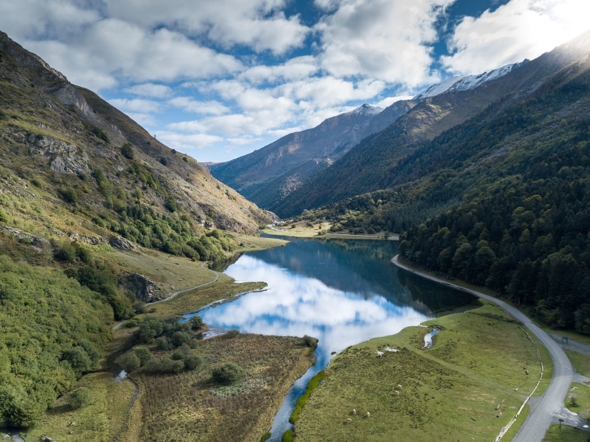 Randonnée lac d'Estaing : lac lisse au milieu des montagnes verdoyantes