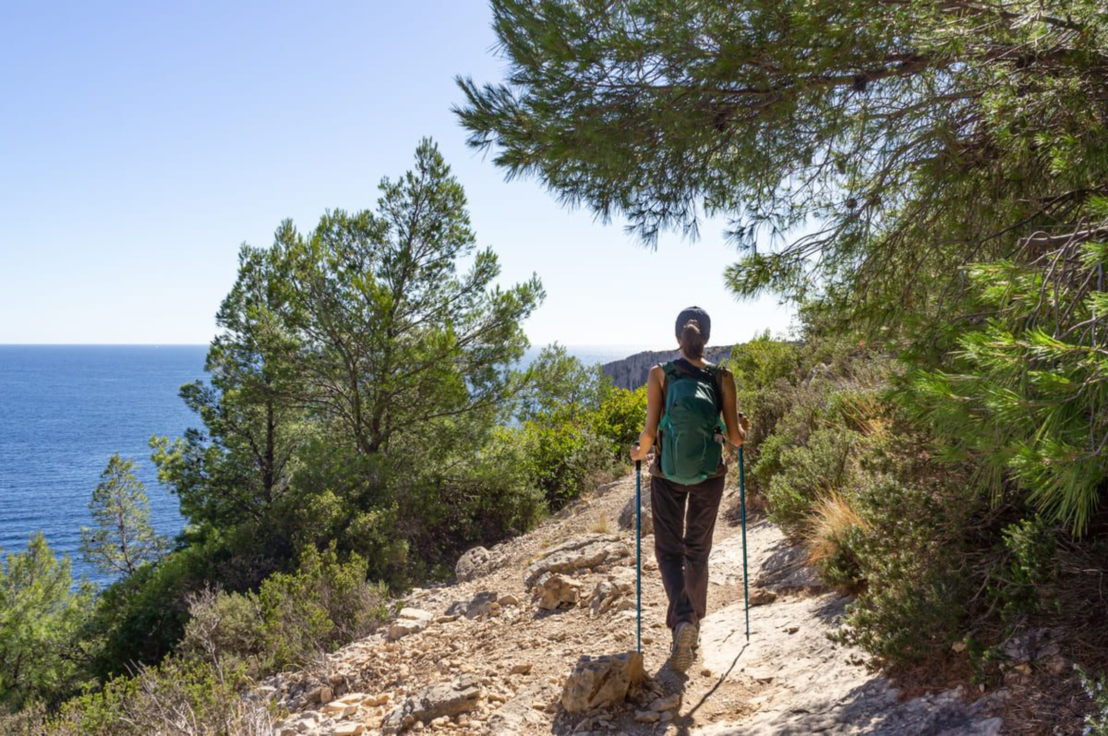 Randonnée Marseille : randonneuse marchant dans les calanques de Marseille