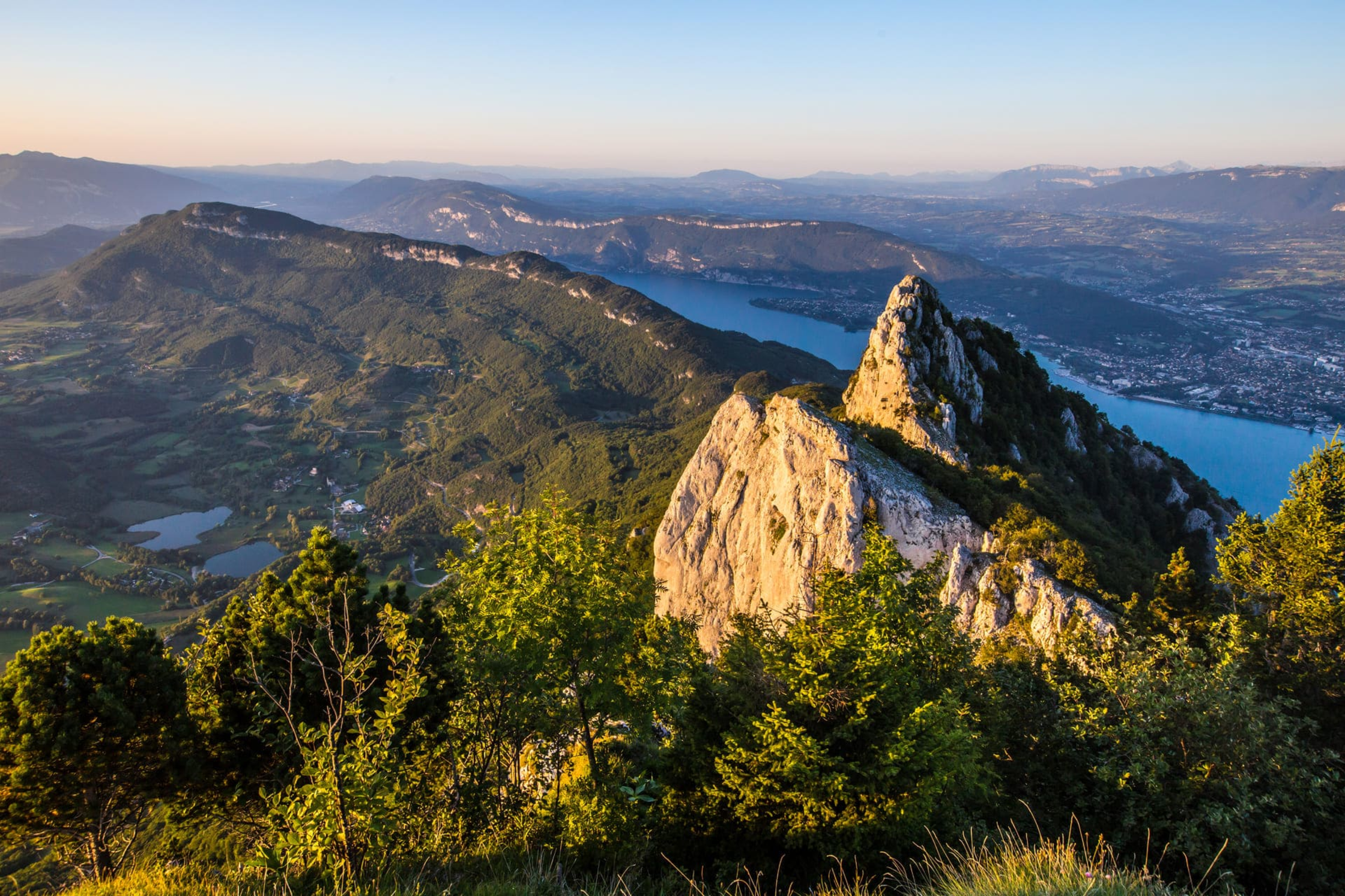 Randonnée dent du Chat : sommet pointu dominant la vallée et le lac